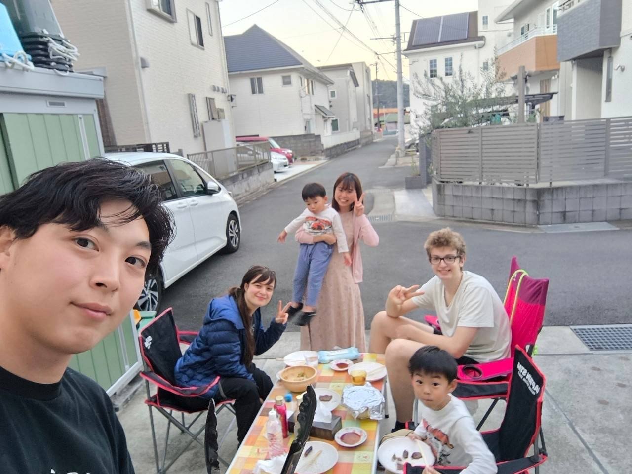 ホストファミリーと留学生が近所でBBQを楽しむ休日