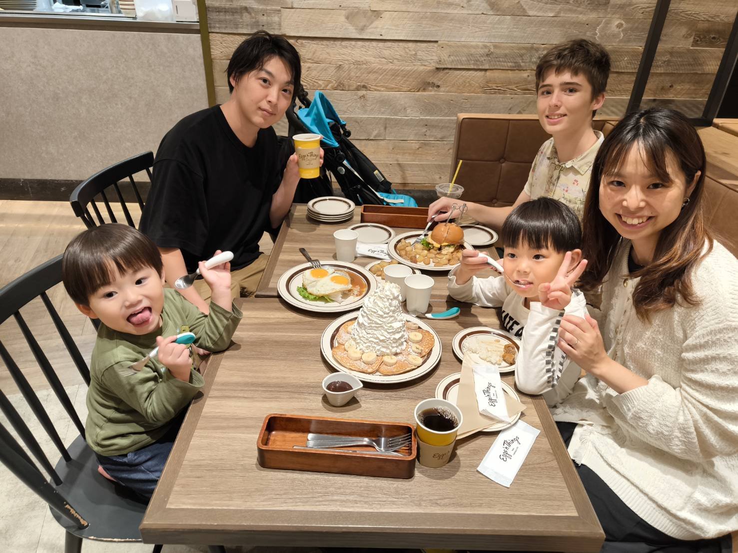 カフェでパンケーキを囲む家族