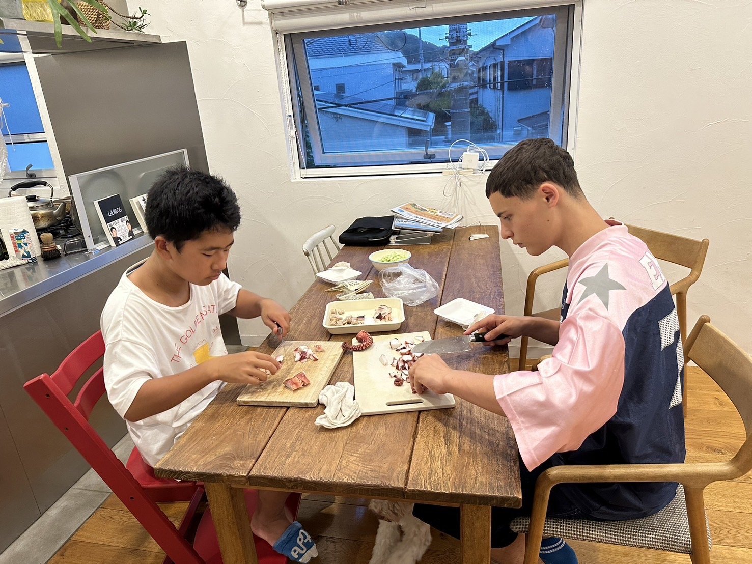 ホストの息子と一緒に料理をする留学生