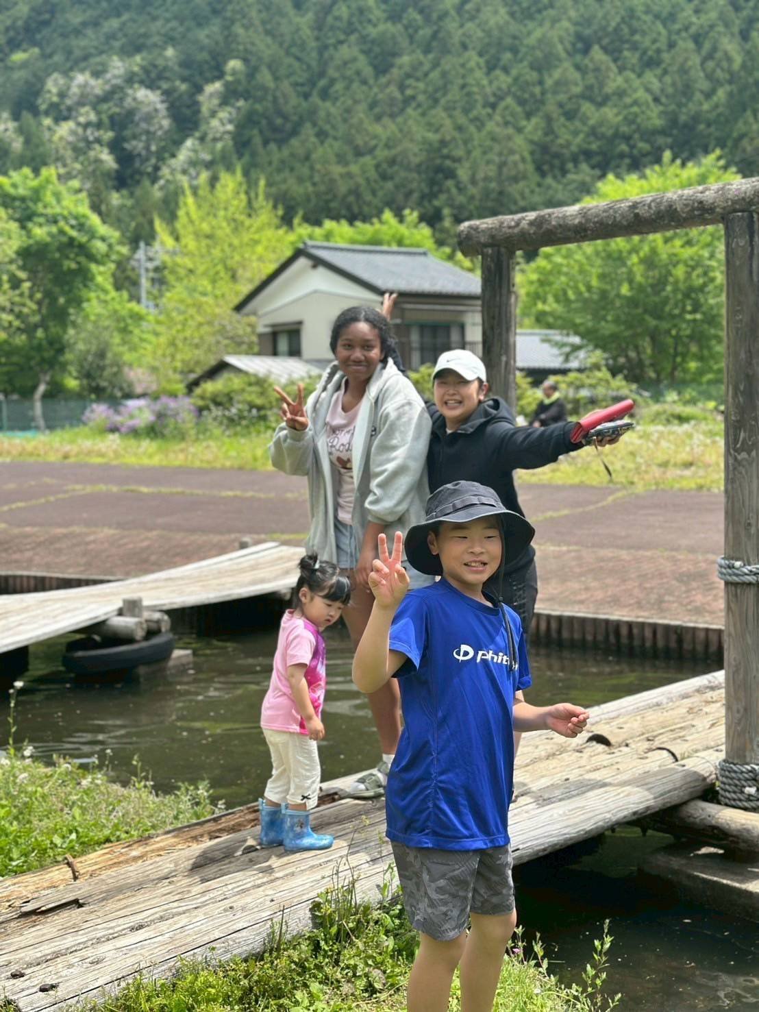 田舎の池で家族と一緒に遊ぶ留学生