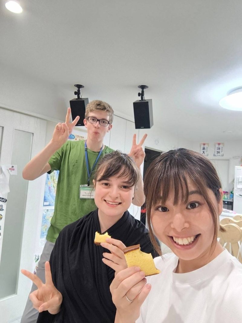 留学生とホストファミリーが笑顔で朝のひとときを過ごす様子