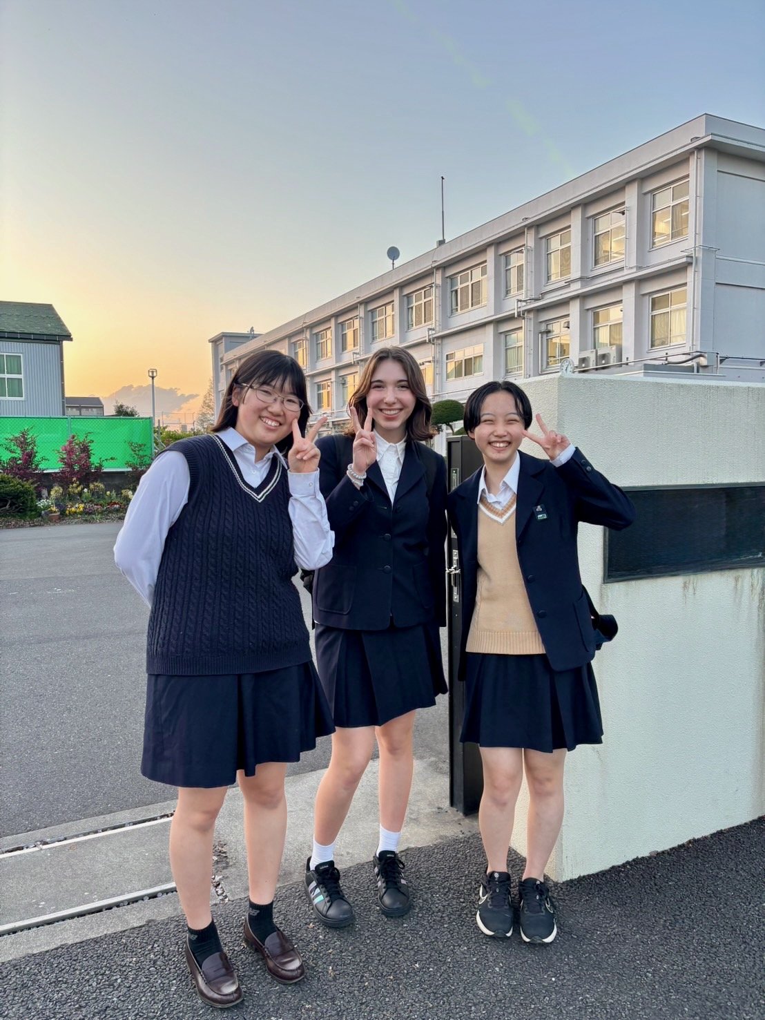 日本の制服を着て学校で過ごす留学生と日本人の友人たち