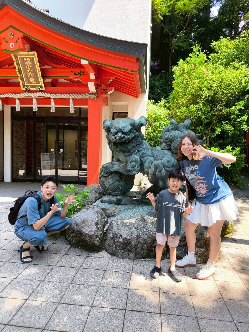 神社でホストファミリーと記念撮影