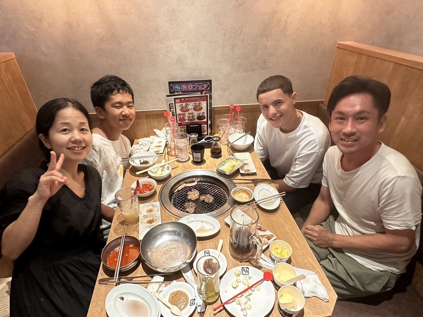 ホストファミリーと留学生が一緒に焼肉を囲む食卓